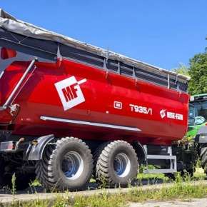 Czerwona wywrotka rolnicza skorupowa o ładowności 18 ton firmy Metal-Fach model T935/1 z nadstawkami