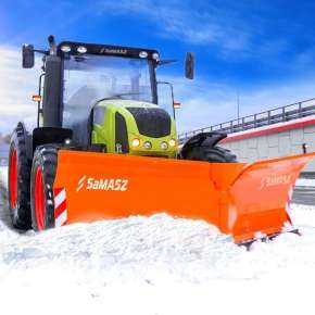 Zielony ciągnik rolniczy z podczepionym na przednim podnośniku pługiem do śniegu Alps 301 firmy Samasz odśnieża drogę www.korbanek.pl