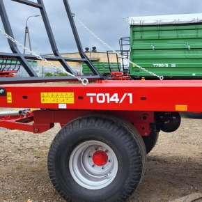 Czerwona przyczepa do transportu bel model T014/1 firmy Metal-Fach o ładowności 7400 kg
