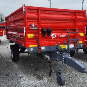 Czerwona przyczepa wywrotka jednoosiowa Metal-Fach typ T703A/1 o ładowności 3800 kg