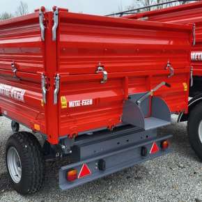 Czerwona przyczepa wywrotka jednoosiowa o ładowności 3,8-tony firmy Metal-Fach model T703A/1