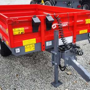 Czerwona przyczepa wywrotka jednoosiowa o ładowności 1,5-tony firmy Metal-Fach model T736A