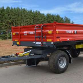 Czerwona przyczepa  rolnicza wywrotka o ładowności 5-ton firmy Metal-Fach model T940/1