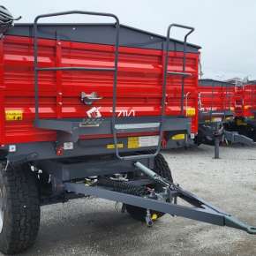 Czerwona przyczepa rolnicza wywrotka model T711/1 firmy Metal-Fach wyposażona w plandekę i dodatkowe burty