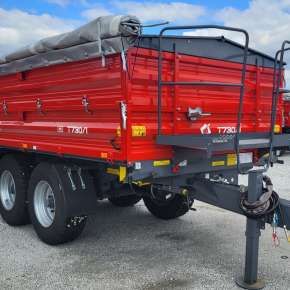 Czerwona wywrotka rolnicza tandem o ładowności 8 ton firmy Metal-Fach model T730/1 z nadstawkami