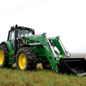 Widok z boku zielonego ciągnika John Deere z zamontowanym zielonym ładowaczem Xtreme 3 firmy Hydramet www.korbanek.pl