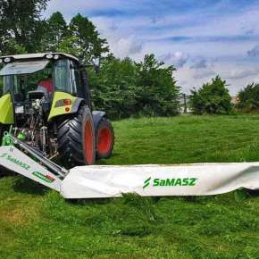 Jasno zielony traktor firmy Claas z kosiarką dyskową SAMBA 320 firmy Samasz kosi łąkę i pastwisko na siano  www.korbanek.pl