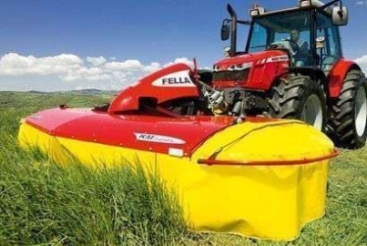 kosiarka Fella w zestawie z massey ferguson praca w polu korbanek