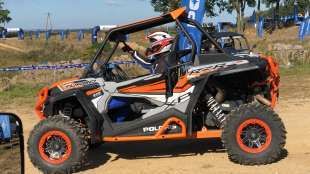 RZR Turbo Polaris napęd quad 2x4 4x4 atv felgi aluminiowe klatka ochronna pasy bezpieczeństwa kolor pomarańczowy wspomaganie kierownicy EPS 168 KM światła ledowe przód zawieszenie Walker Ewans 