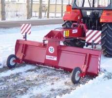 Czerwony tylny pług spychacz do śniegu T017 firmy Hydramet zaczepiony do czerwonego ciągnika korbanek.pl