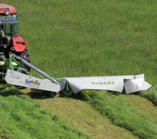 Kosiarka dyskowa zawieszana tylna seria KDT firmy Samasz podczas koszenia trawy ma łace
