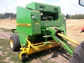 Prasa zwijająca John Deere 575 praca w polu korbanek.pl