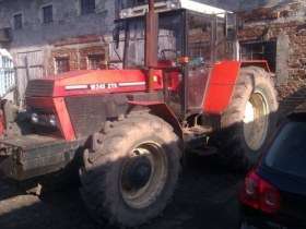 Prawy bok używanego ciągnika rolniczego ZTS 16245 w zabudowaniach gospodarstwa