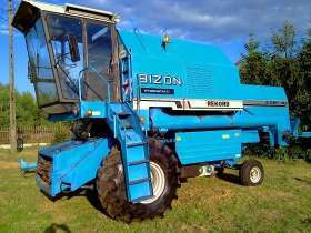 używany kombajn zbożowy Bizon Rekord Z 058 1997 r niebieski z kabiną