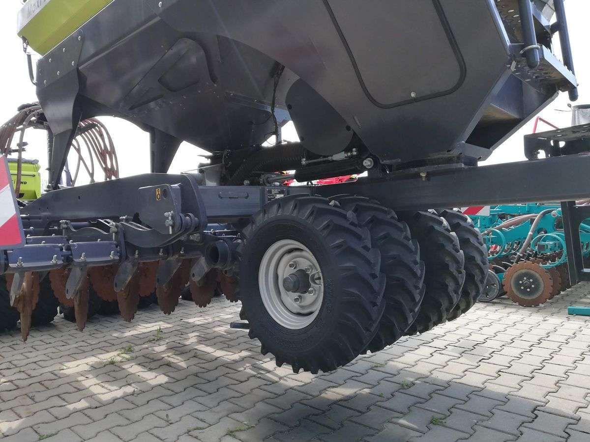 Wał z kołami ogumionymi pod dyszlem siewnika Sky Maxidrill Wał z kołami ogumionymi pod dyszlem zaczepowym siewnika Sky Maxidrill