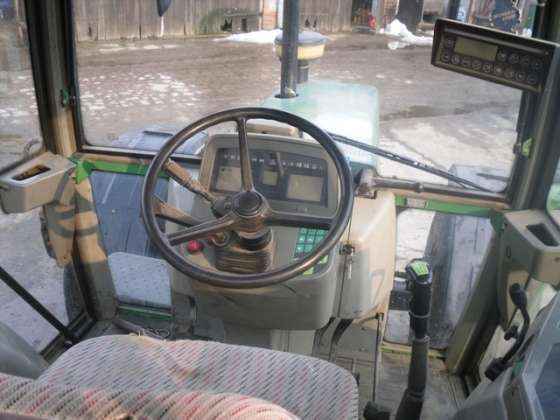 Kabina ciągnika rolniczego Fendt 511 widok na kierownicę i deskę rozdzielczą 