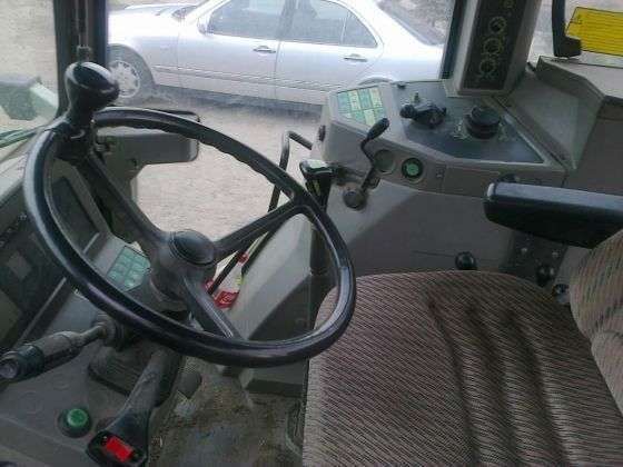 Wnętrze niemieckiego ciągnika Fendt 512 komfortowe siedzenie kierowcy i kierownica