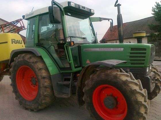 Używany traktor rolniczy marki Fendt model 309 z zamontowanym opruskiwaczem firmy RAU