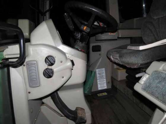 Siedzenie operatora oraz kierownica używanego traktora Fendt 414 Vario z 2009 roku 