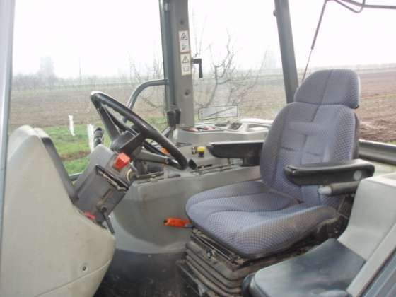 używany ciągnik rolniczy Massey Ferguson 4370 rok produkcji 2001 wnętrze kabiny