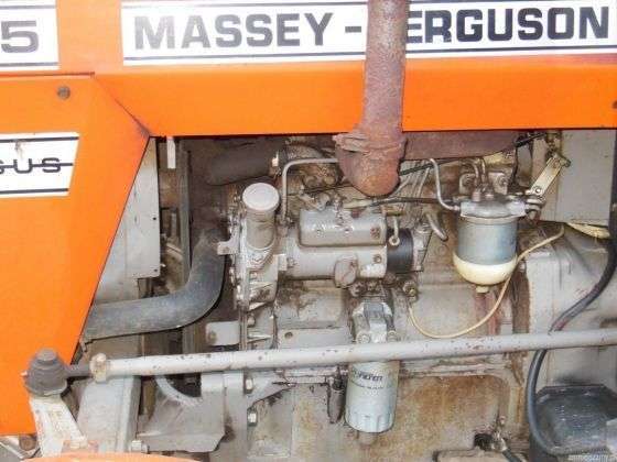 Pod maską Ciągnik Massey Ferguson MF 255 traktor maszyny rolnicze