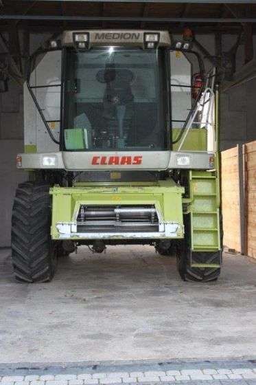 Kombajn zbożowy Claas Medion 310 z 2005 roku widok z przodu