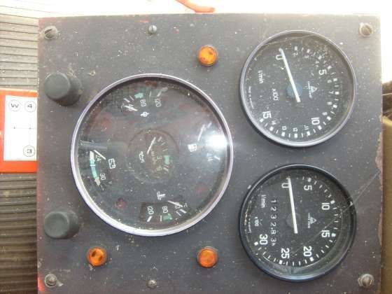 zegary liczniki wskaźniki w kabinie używany kombajn zbożowy Bizon Rekord Z 058 1988 r