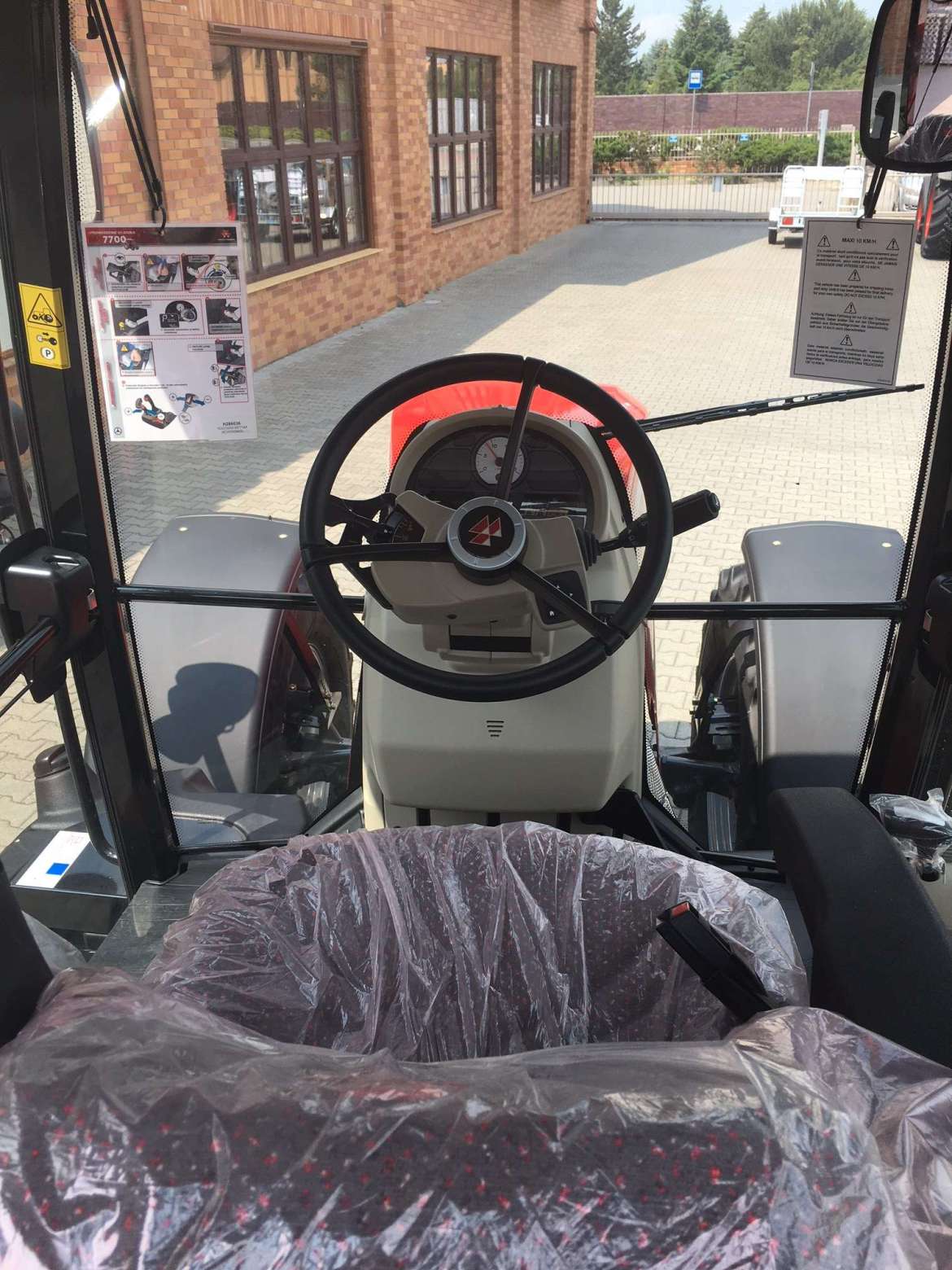 Znakomity widok z przestronnego fotela operatora przez przednią szybe w traktorze Massey Ferguson 7714 