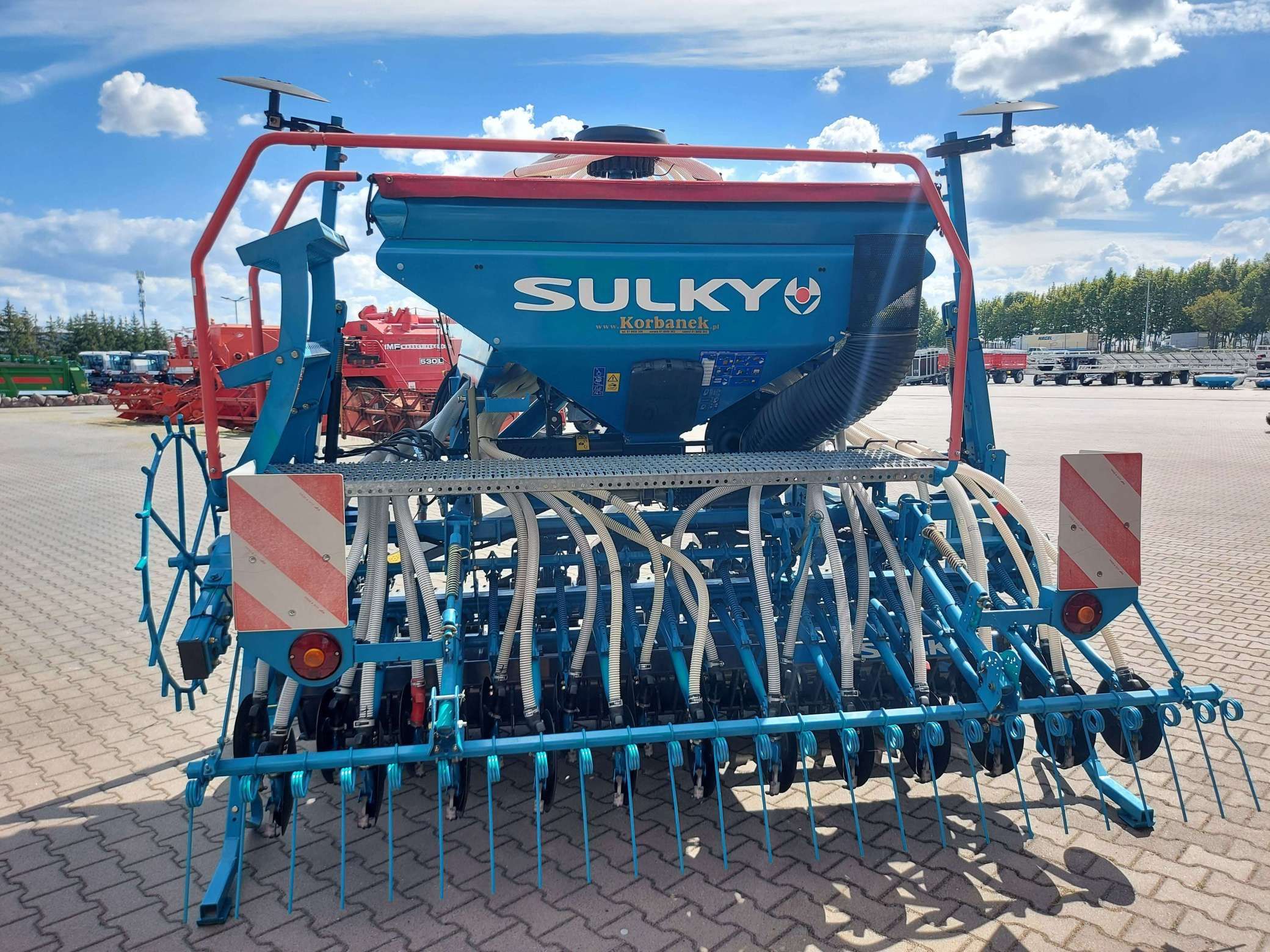 Agregat uprawowo-siewny aktywny pneumatyczny Sulky 3m widok z przodu Agregat uprawowo-siewny aktywny pneumatyczny Sulky widok z przodu