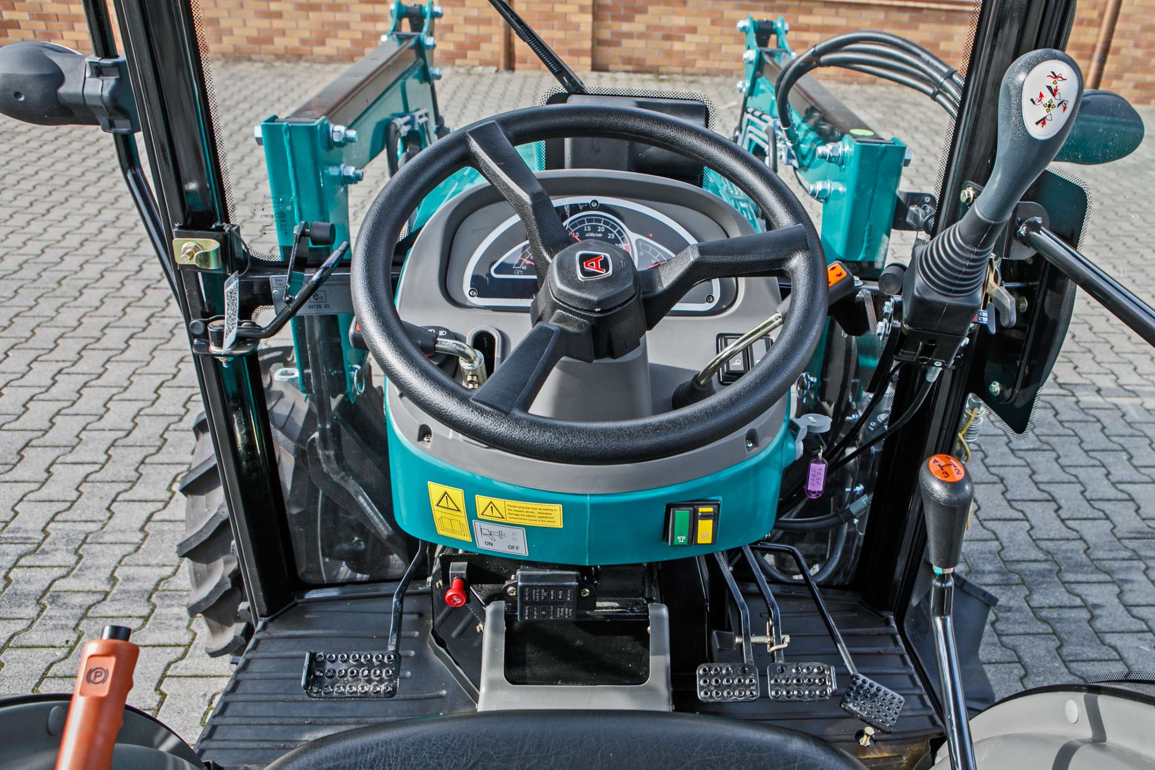 kierownica i licznik w traktorze arbos 2025
