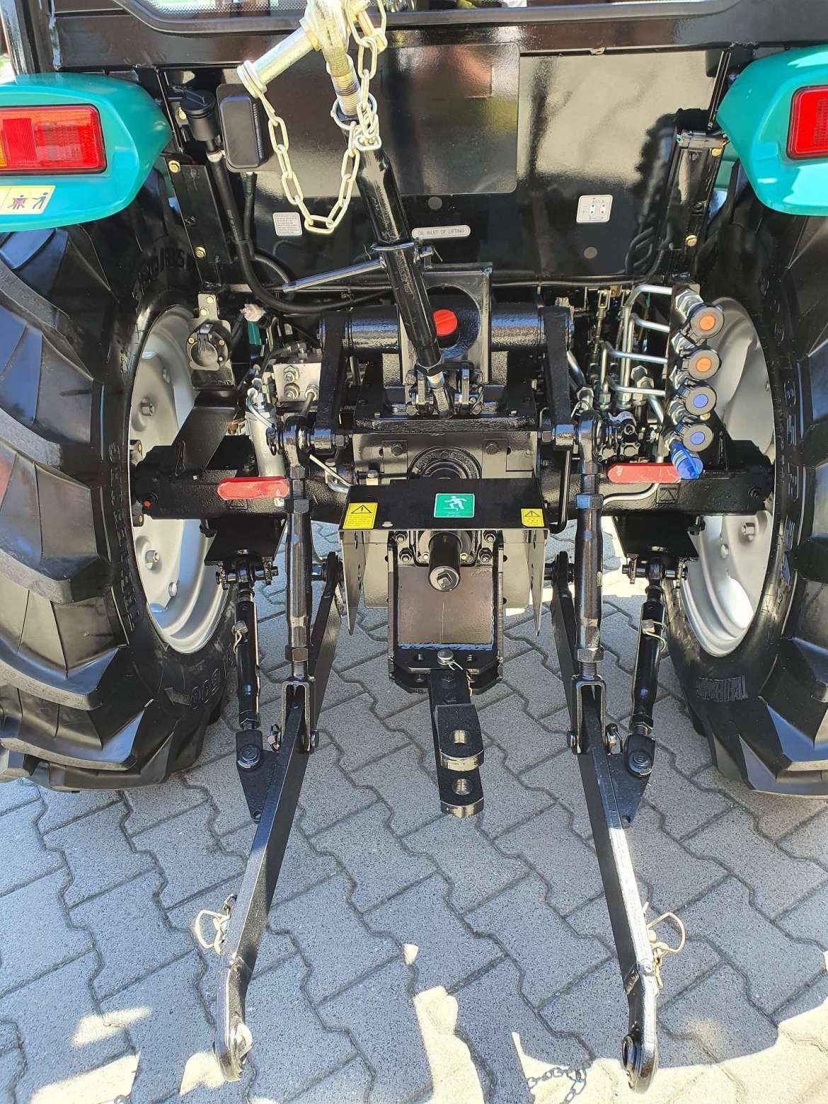Tuz i wyjścia hydrauliczne w Arbos 2040 Tylny tuz w Arbos 2040