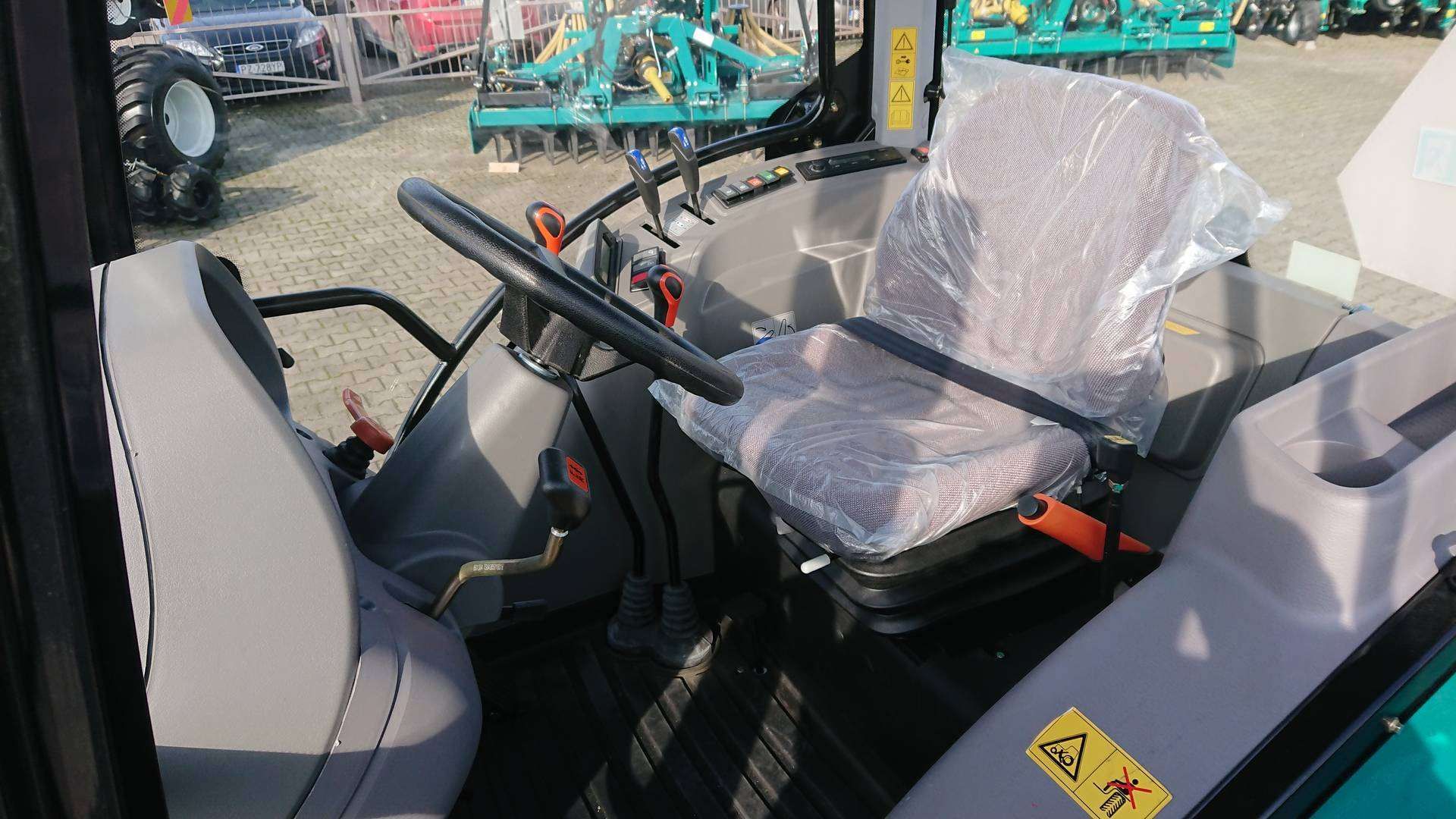 Arbos 3055 widok wnętrza kabiny z lewej strony Widok wnętrza kabiny z lewej strony