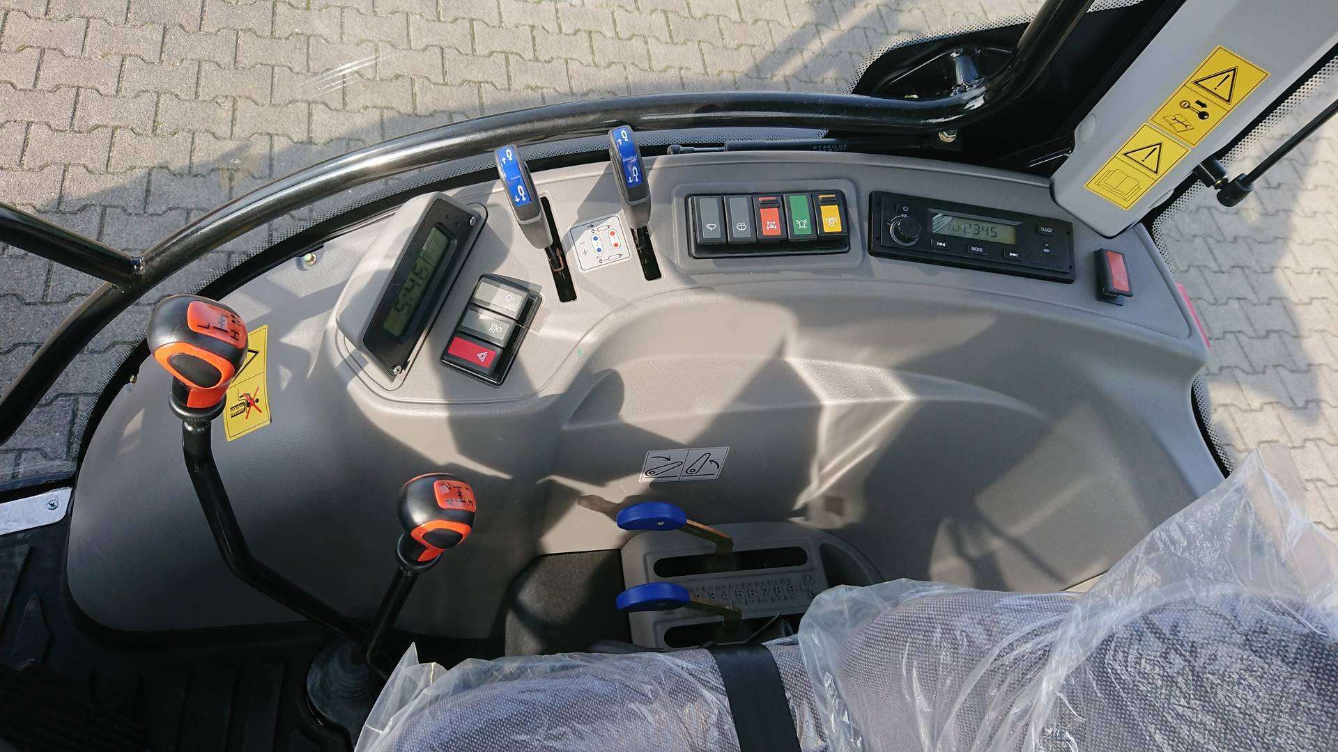 Oświetlenie oraz dźwignie wyjść hydraulicznych, zmiany biegów w Arbos 3055 Panel sterowania w ciągniku Arbos 3055