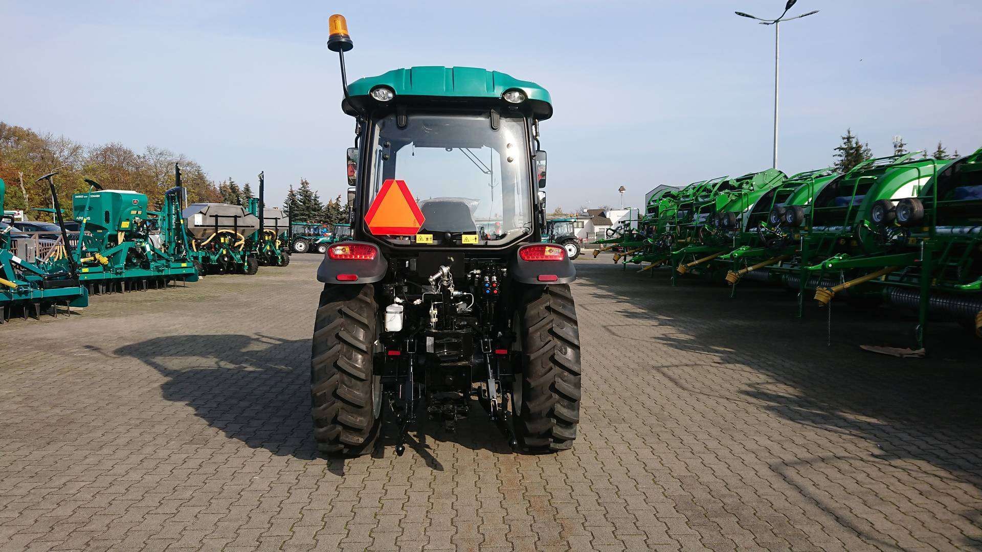 Arbos 3055 widok na tył ciągnika Ciągnik rolniczy Arbos 3055 z tyłu