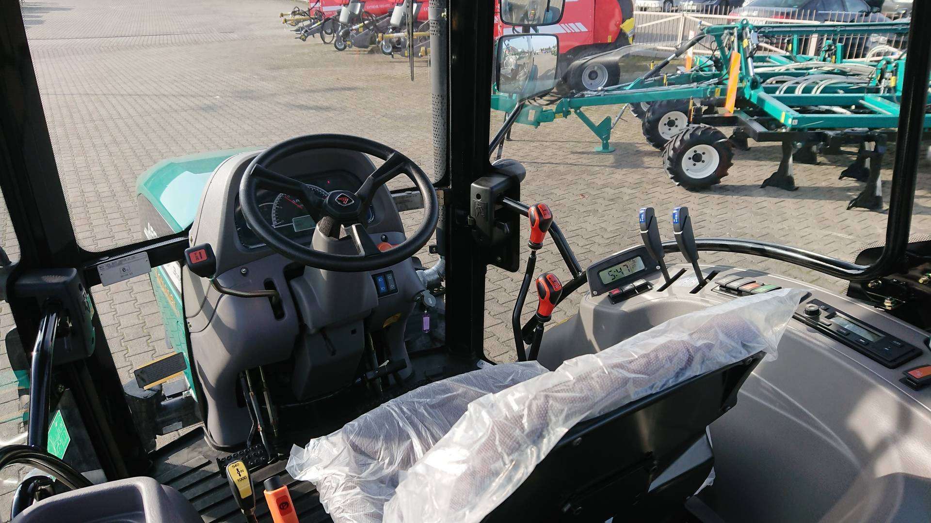 Arbos 3055 widok wnętrza kabiny Wnętrze kabiny ciągnika Arbos 3055