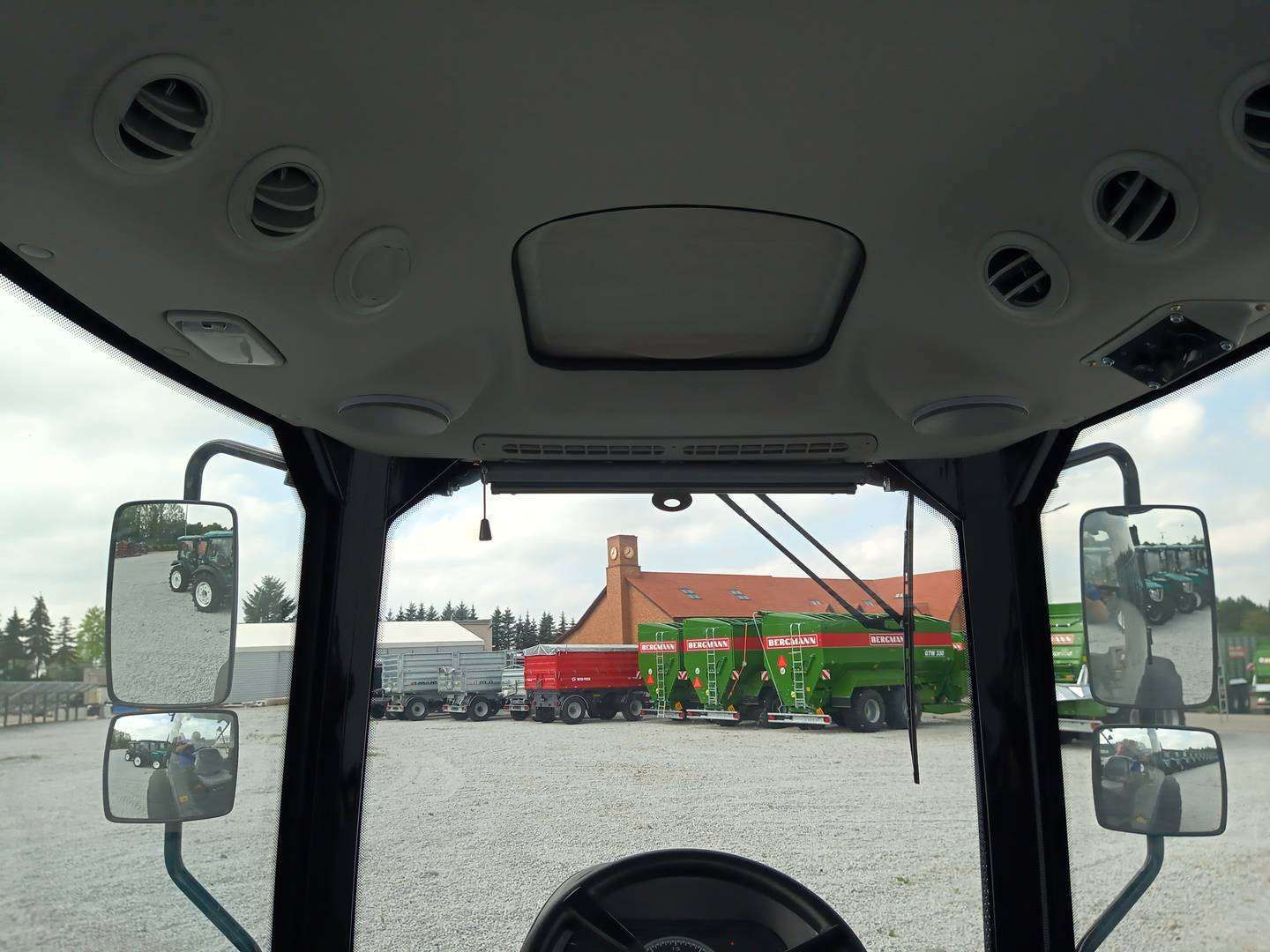 Arbos 3065 widok na podsufitke z szyberdachem i klimatyzacją Podsufitka z szyberdachem i klimatyzacją ciągnika Arbos 3065