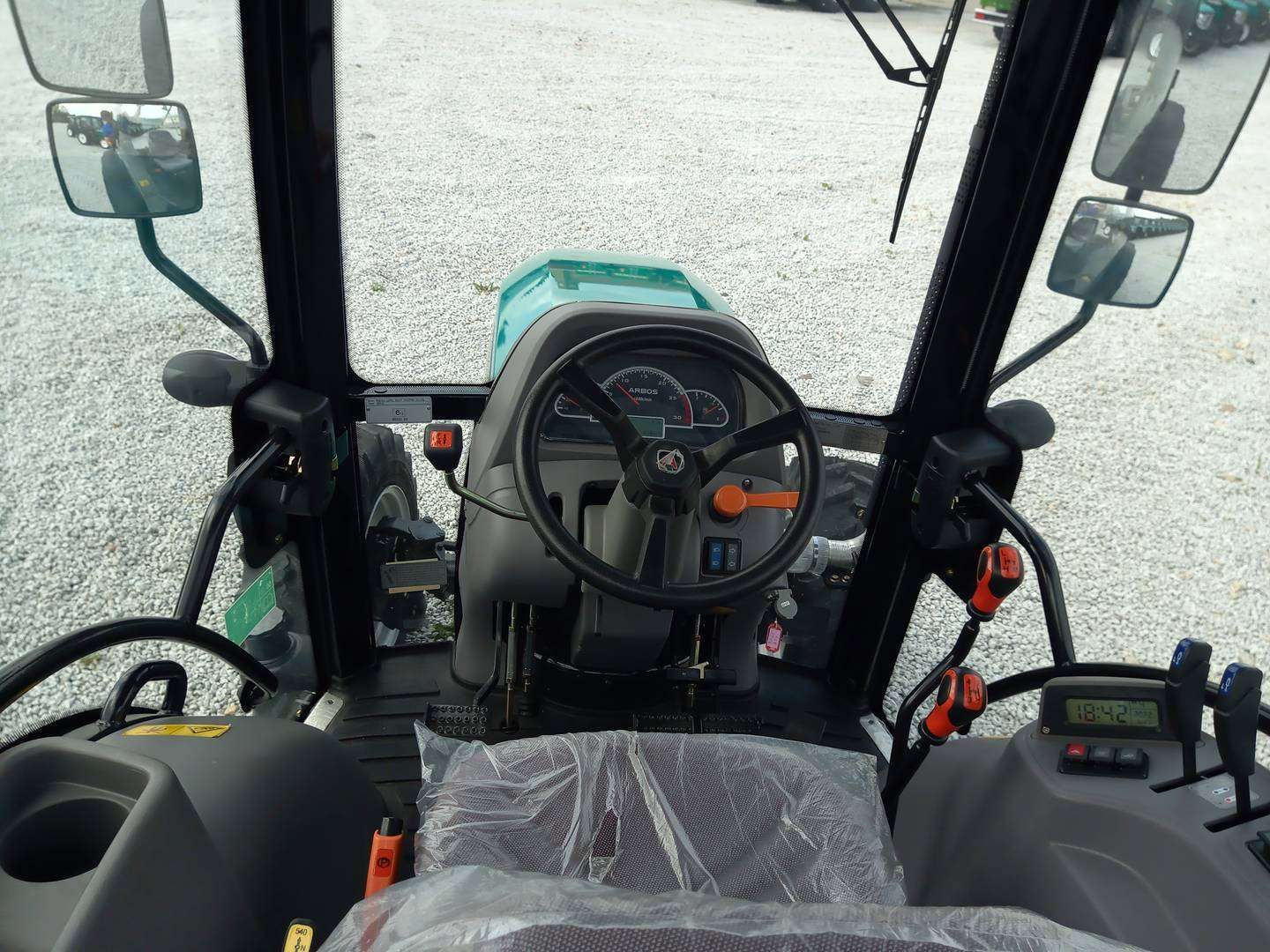 Arbos 3065 widok wnętrza kabiny od tyłu Widok na wnętrze kabiny ciągnika Arbos 3065 od tyłu