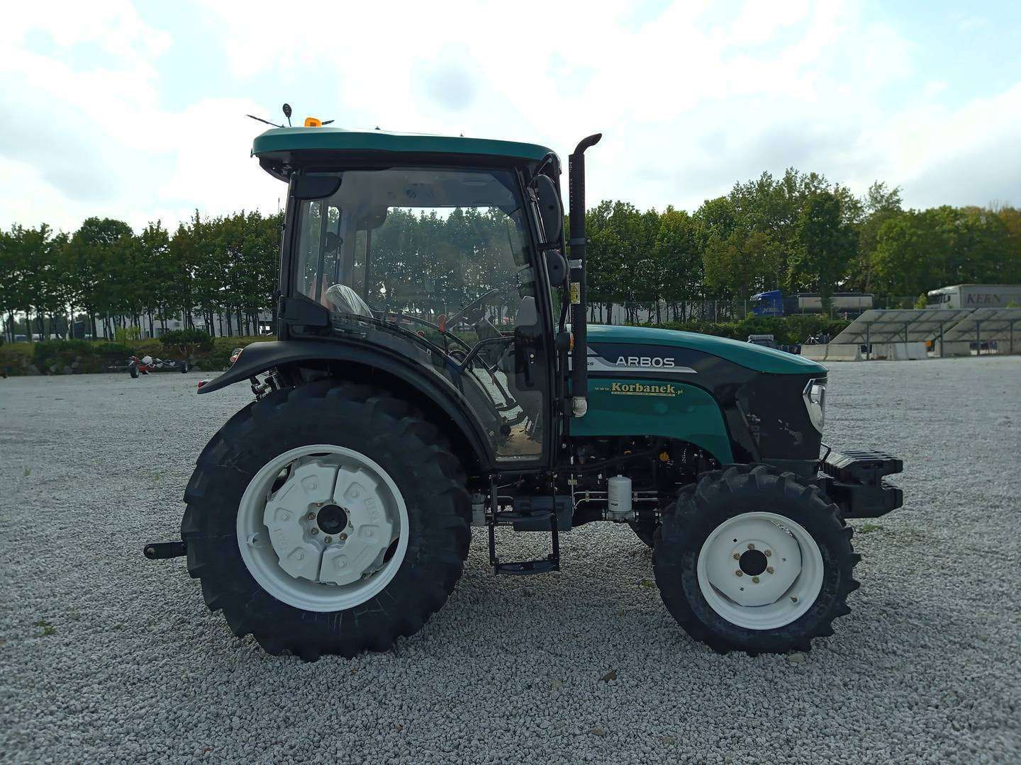 Arbos 3065 widok z prawej strony Ciągnik rolniczy Arbos 3065 widok z prawej strony
