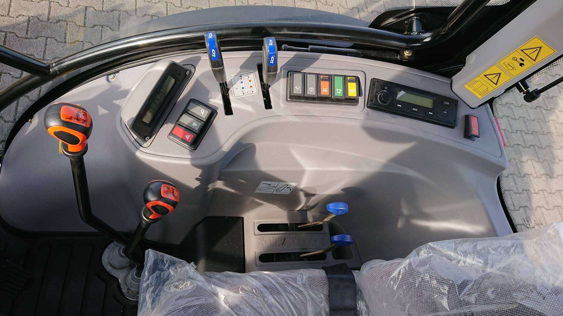 Oświetlenie oraz dźwignie wyjść hydraulicznych, zmiany biegów w Arbos 3075 Panel sterowania w ciągniku Arbos 3075
