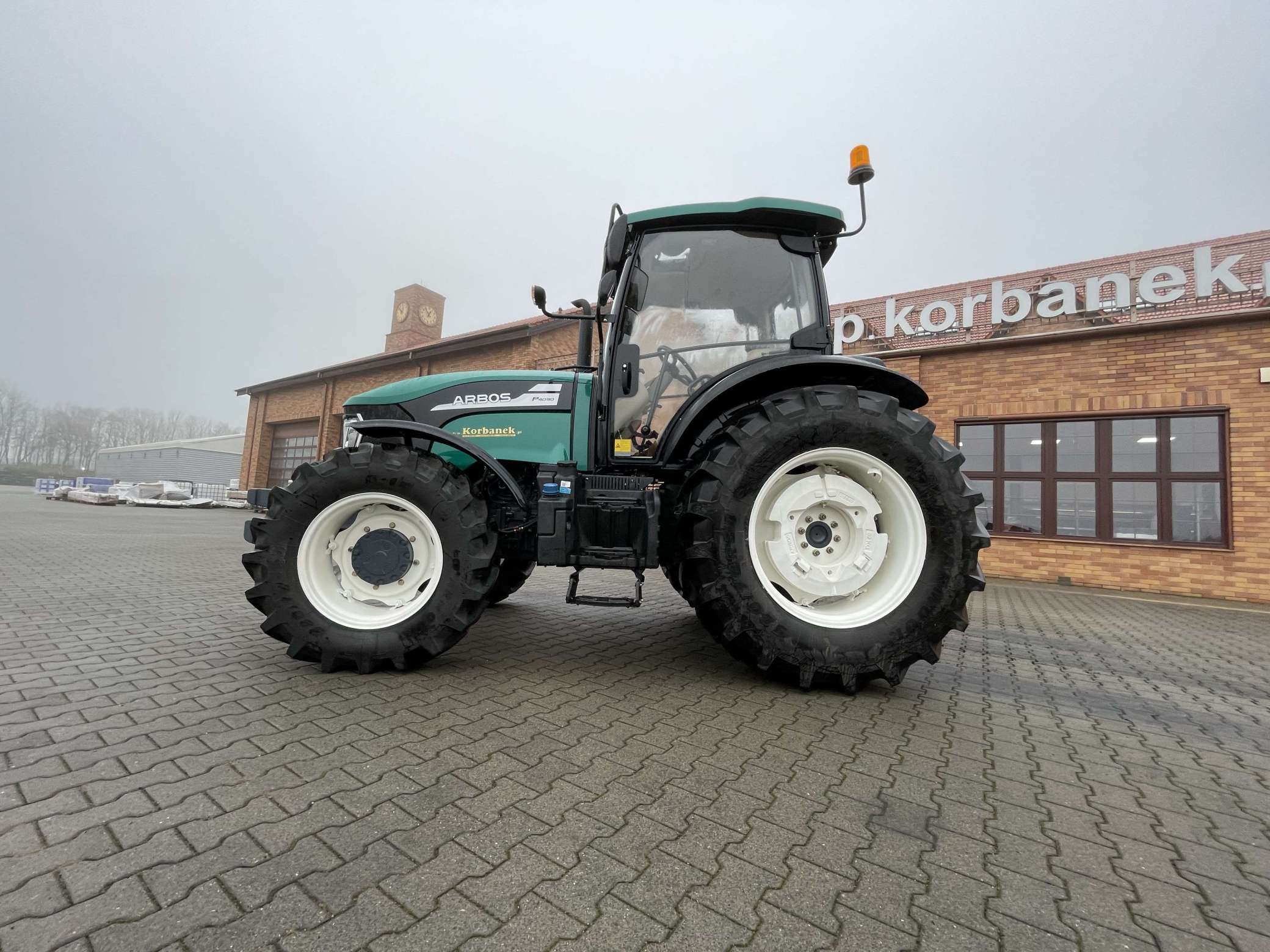 Traktor rolniczy P4090 korbanek.pl Bok ciągnika rolniczego Arbos P4090