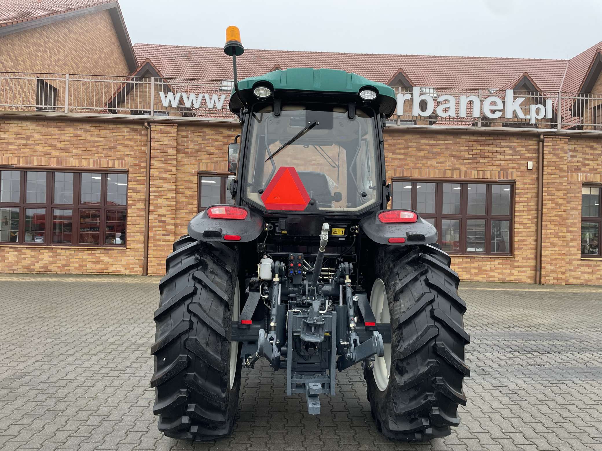 Tylny TUZ w ciągniku Arbos 4090 Arbos P4090 tylny TUZ o udźwigu 4750kg na końcówkach