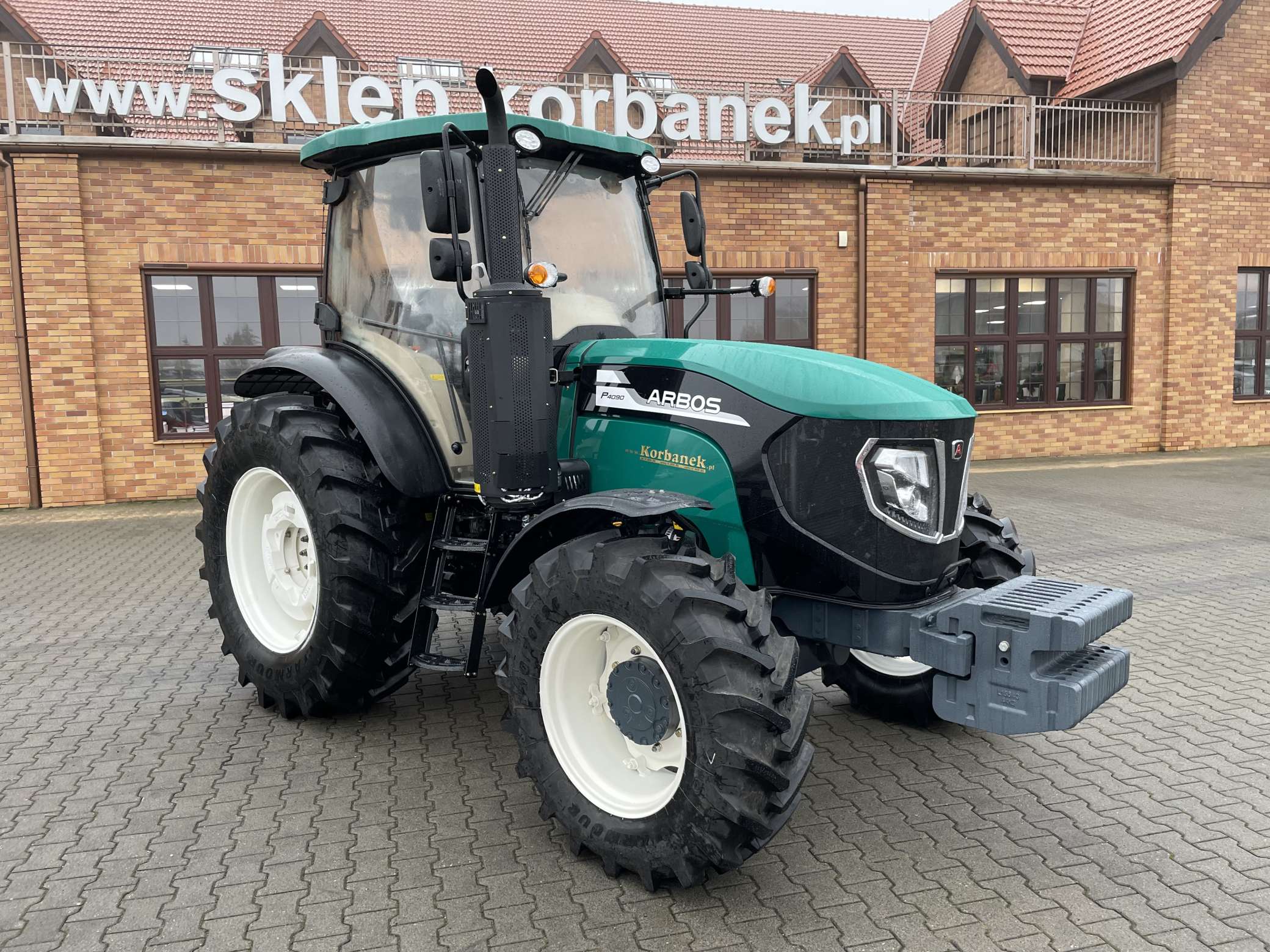 Ciągnik rolniczy arbos P4090 od prawej strony Arbos 4090 rolniczy ciągnik na korbanek.pl