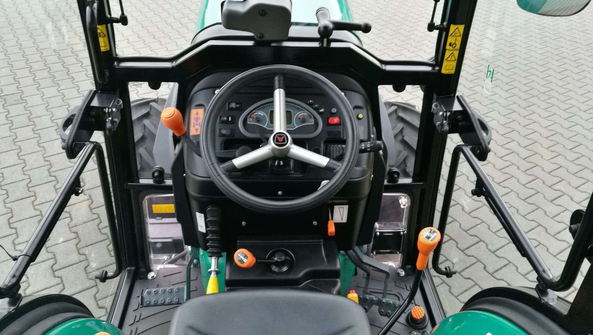 Miejsce operatora w sadowniczym traktorze Arbos 4090AF
