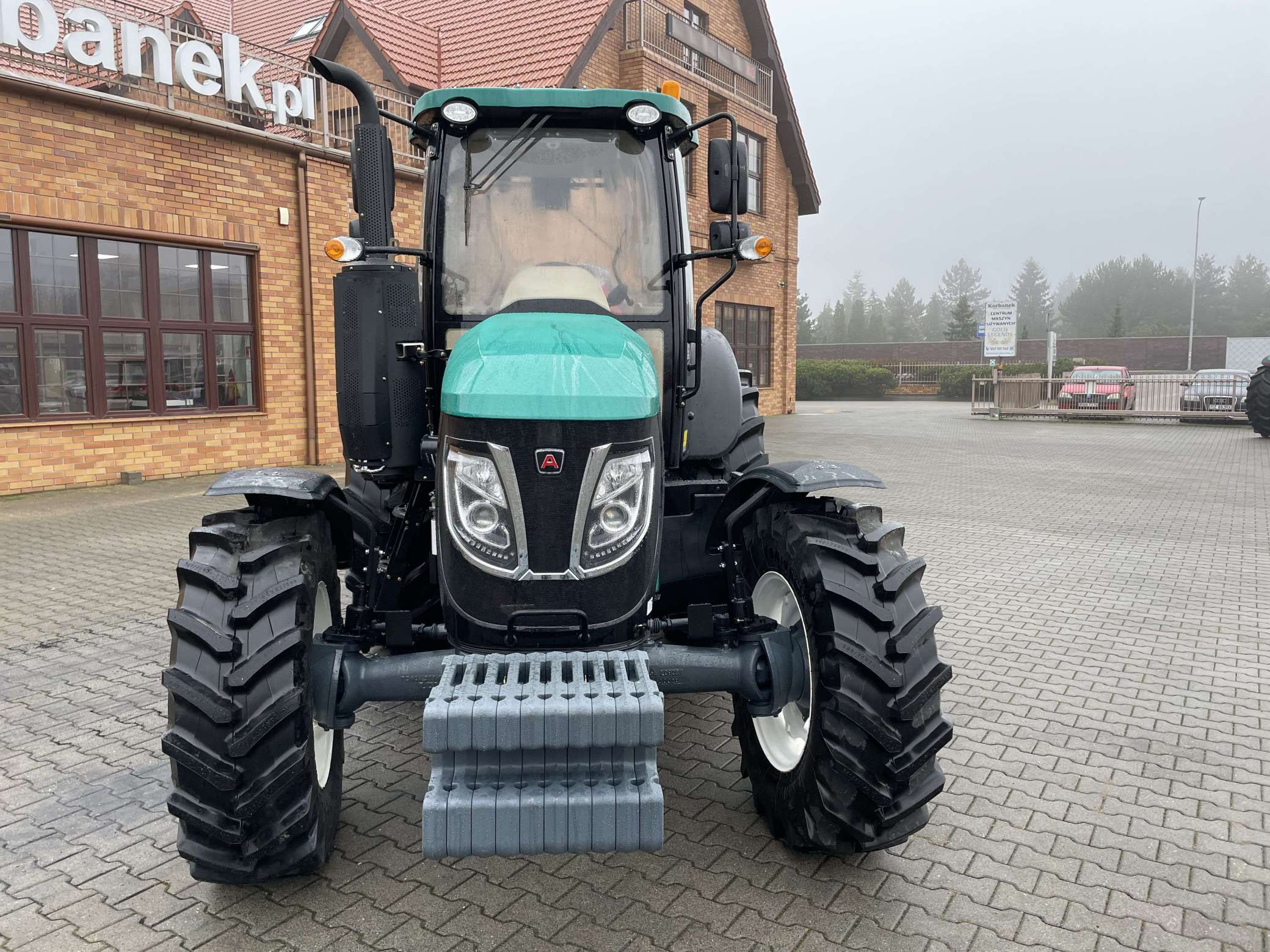 Arbos 4100 widok z przodu Ciągnik rolniczy Arbos 4100 z przodu