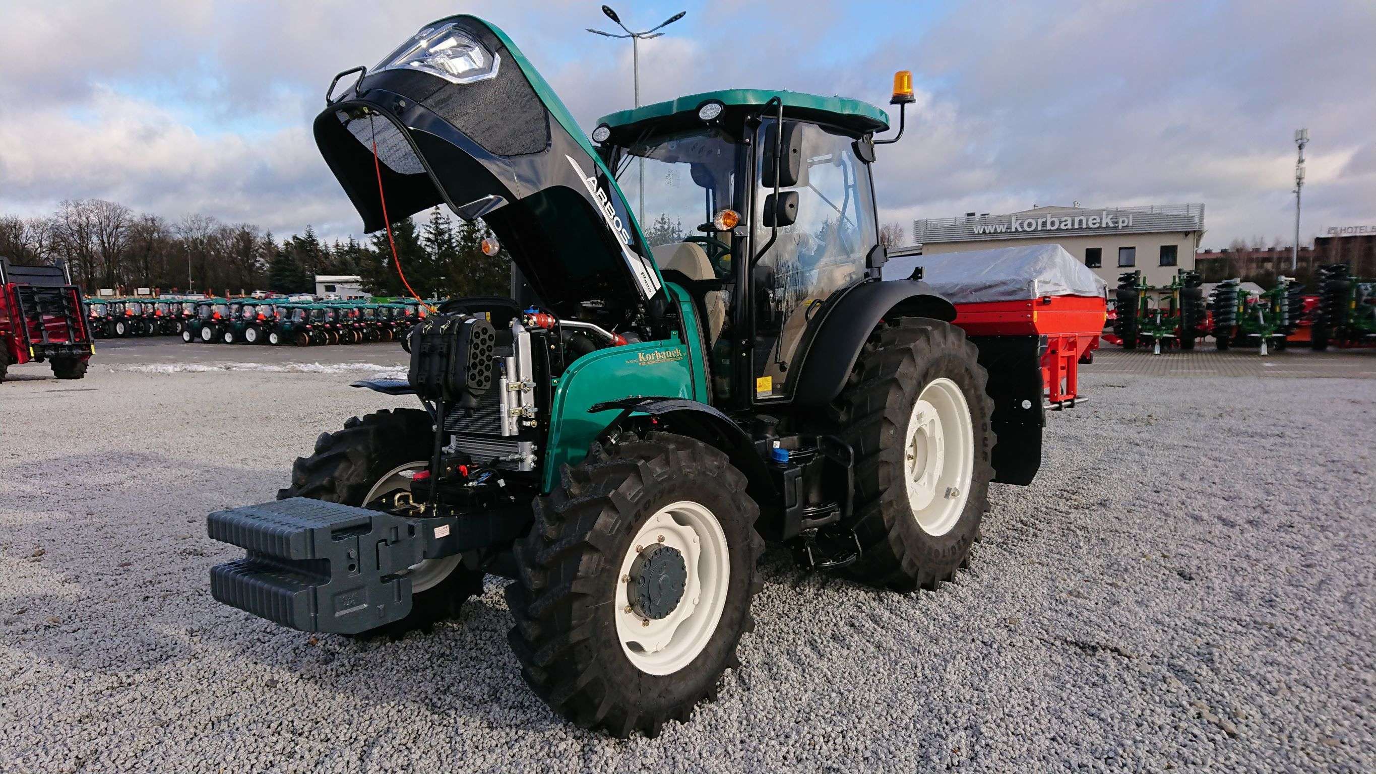 Arbos 4110 widok z podniesioną maską Ciągnik rolniczy Arbos 4110 z podniesioną maską