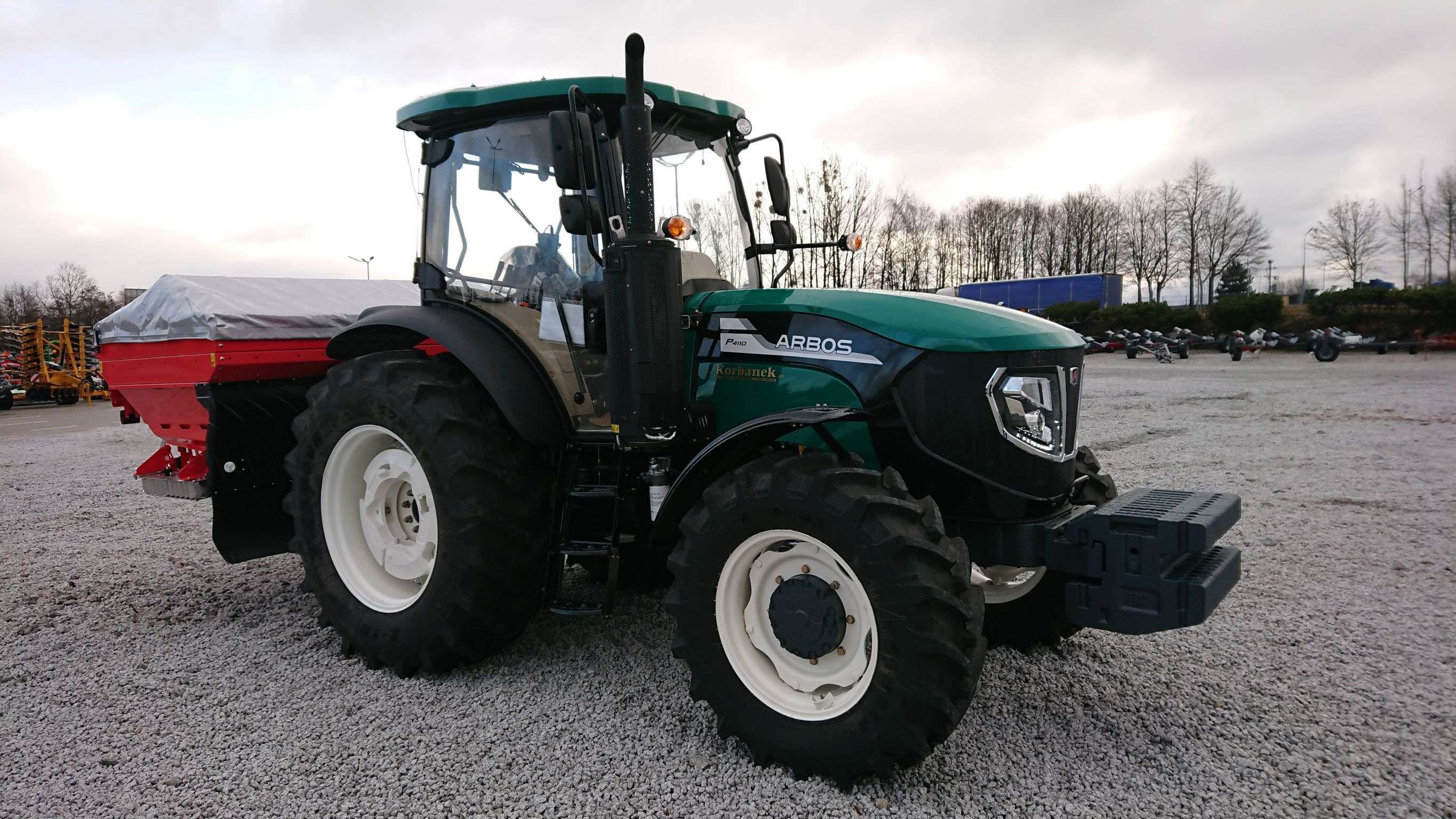 Arbos 4110 widok na prawy bok Widok na prawy bok ciągnika Arbos 4110