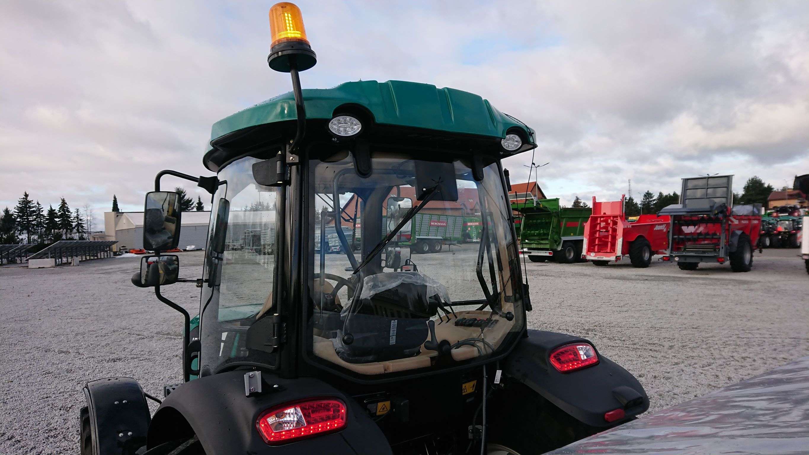 Arbos 4110 widok z tyłu kabiny Tył kabiny ciągnika Arbos 4110
