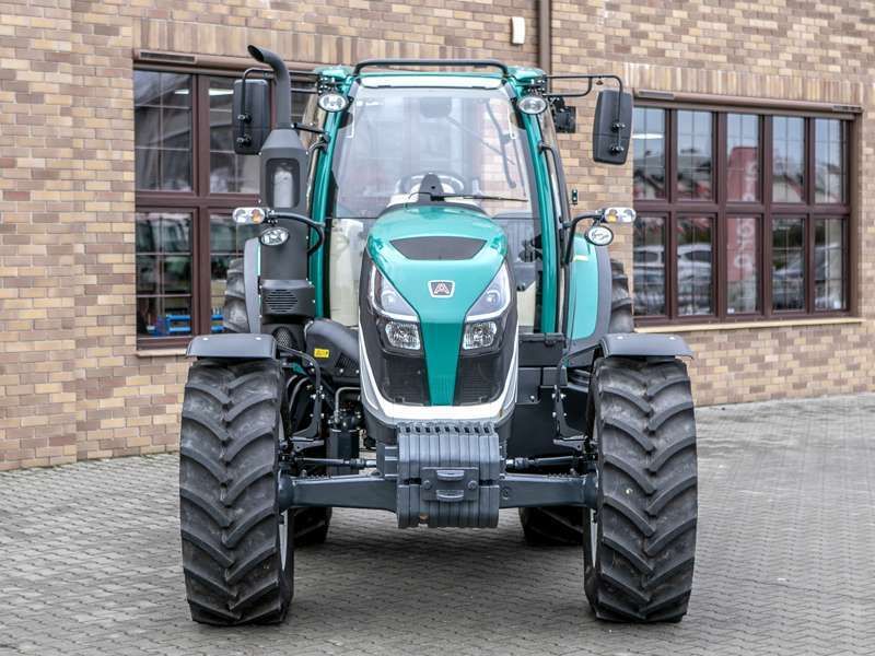 Arbos 5130 Advanced - ciągnik dla CIEBIE! Arbos 5130 Advanced z obciążnikami przednimi - widok na przód