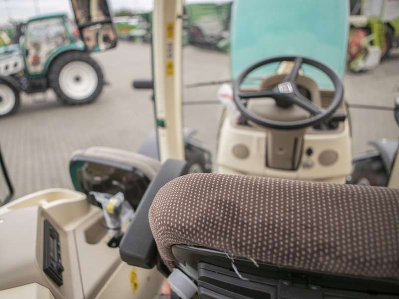 Widok na miejsce operatora zza fotela w ciągniku arbos 5130 advanced Widok zza fotela operatora w traktorze Arbos 5130 Advanced