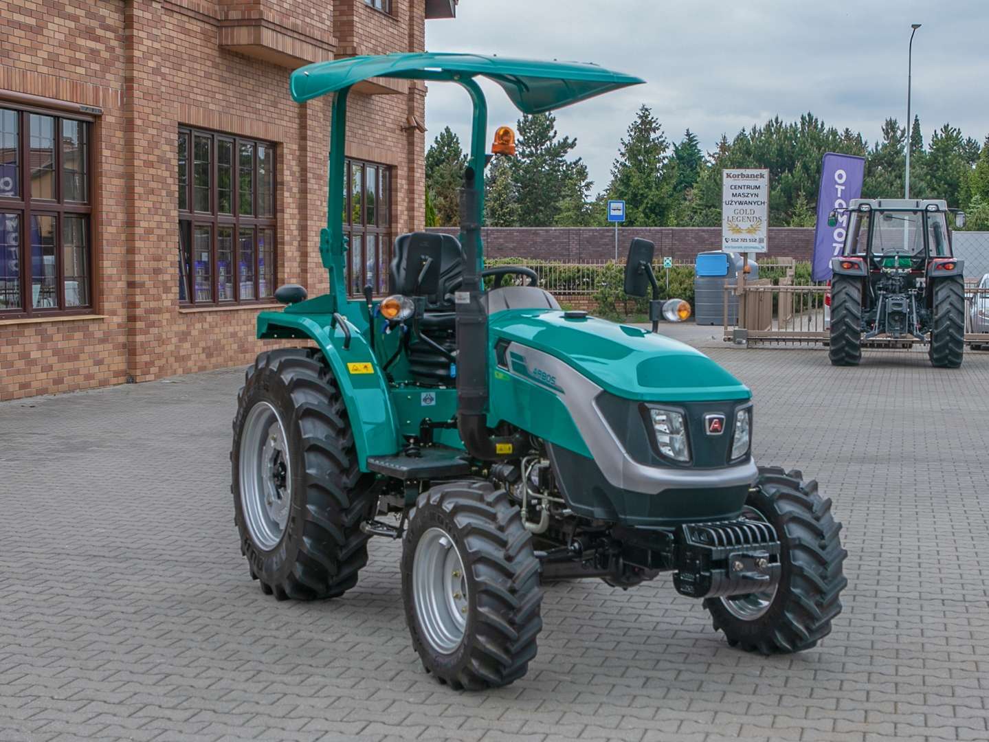 Fotografia na której zaprezentowany jest traktor Arbos 2025.
